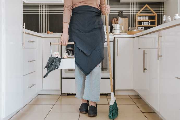 mujer limpiando la cocina