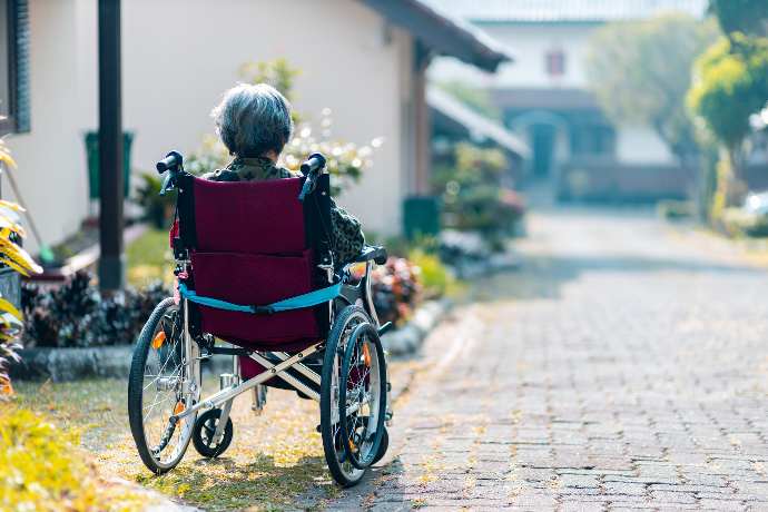 anciana en silla de ruedas